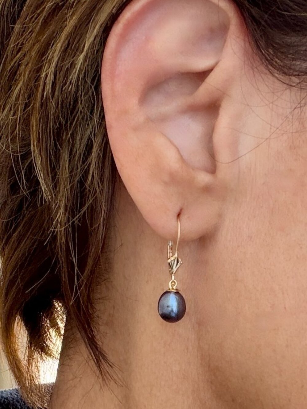 14K Gold Dark Purple Pearl Drop Earrings Dainty Vintage Leverback Description:
